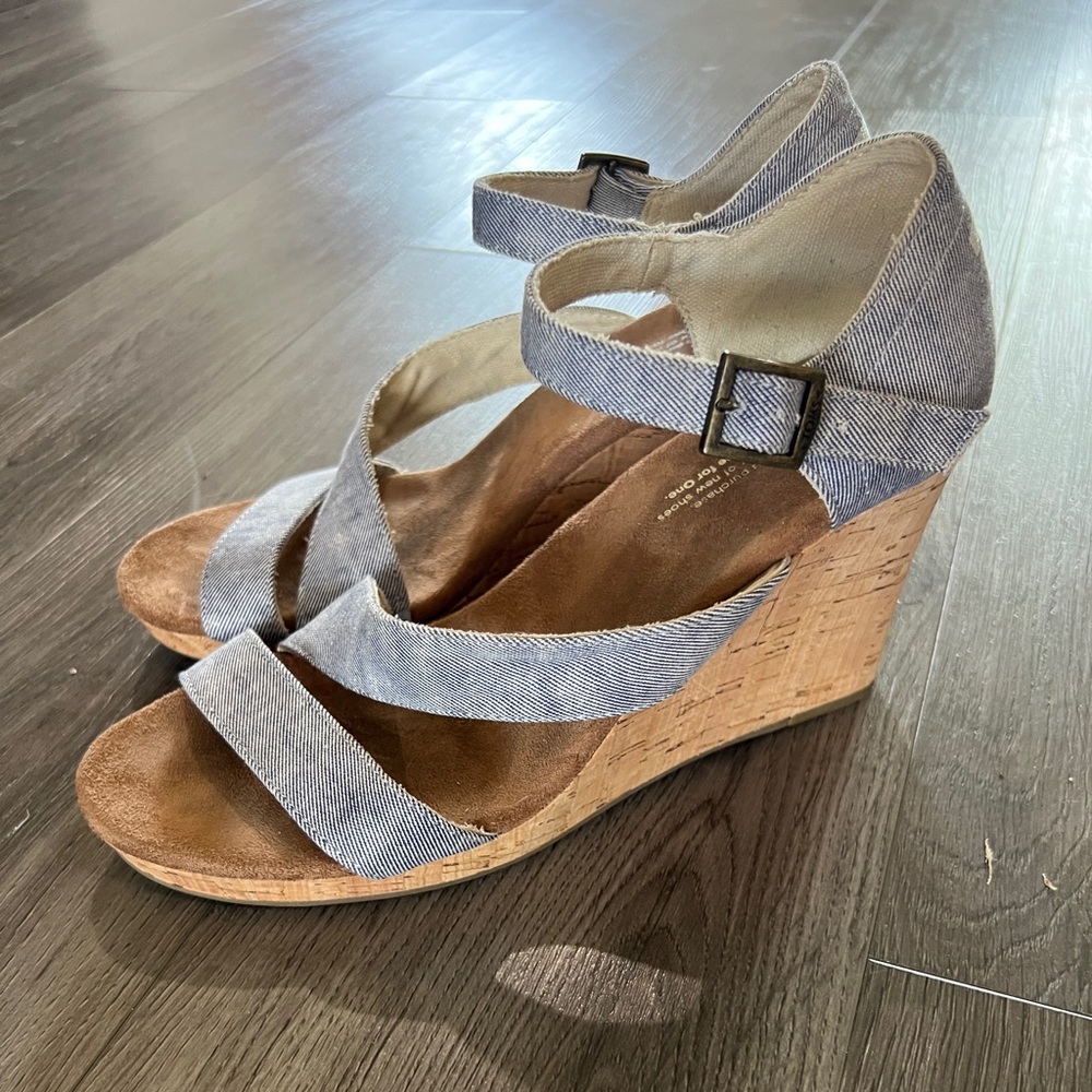 TOMS Chambray blue linen cork wedge sandals heels sz size 9 Women’s Gently loved